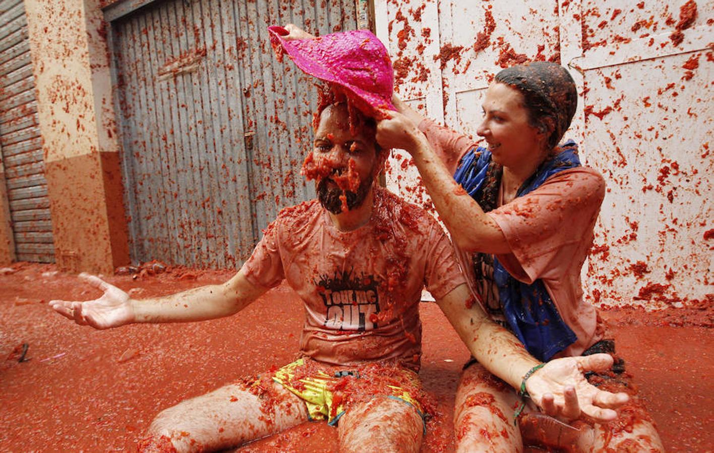 Una pareja en la Tomatina de Buñol.