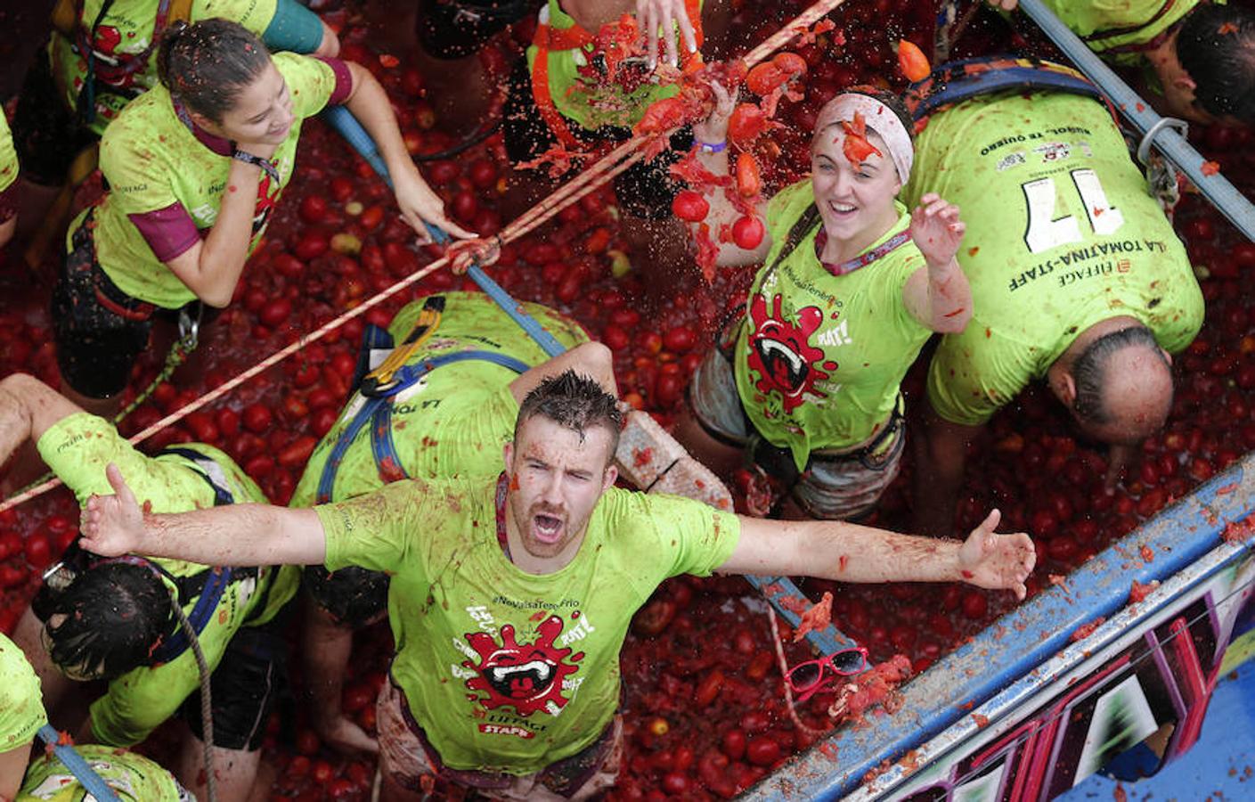 El estallido de una carcasa pirotécnica ha marcado el inicio de la Tomatina de Buñol.