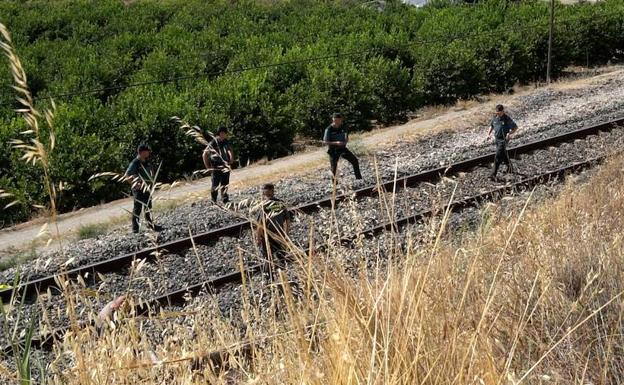 Agentes de la Guardia Civil, en el lugar donde se halló el cuerpo de la menor. 