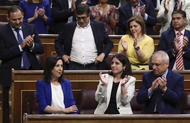 La bancada socialista aplaude a su portavoz Margarita Robles tras su intervención ayer. :: mariscal / efe