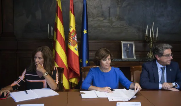 La vicepresidenta del Gobierno, Soraya Sáenz de Santamaría, y el
delegado del Gobierno en Cataluña, Enric Millo. :: efE