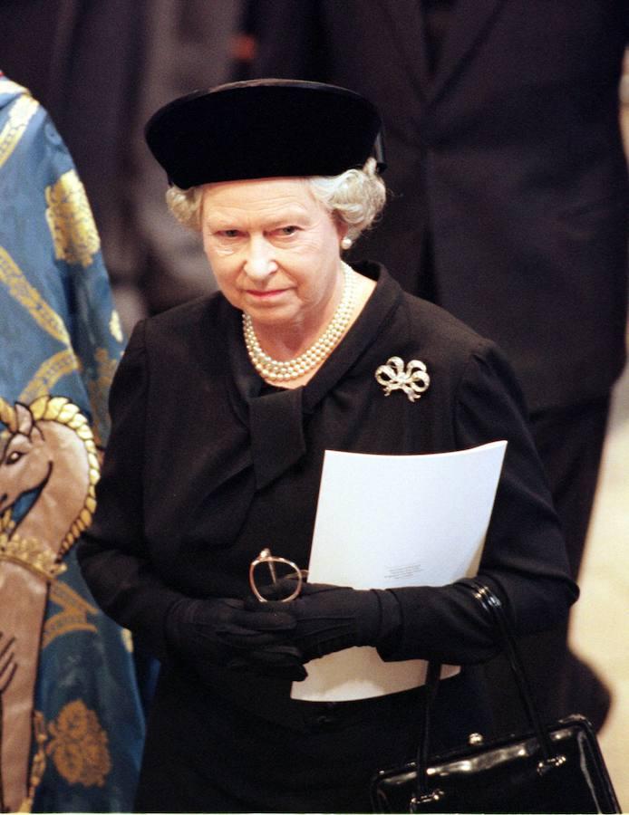 La reina Isabel II de Inglaterra, llegando a la Abadía de Westminster para el funeral de Lady Di.