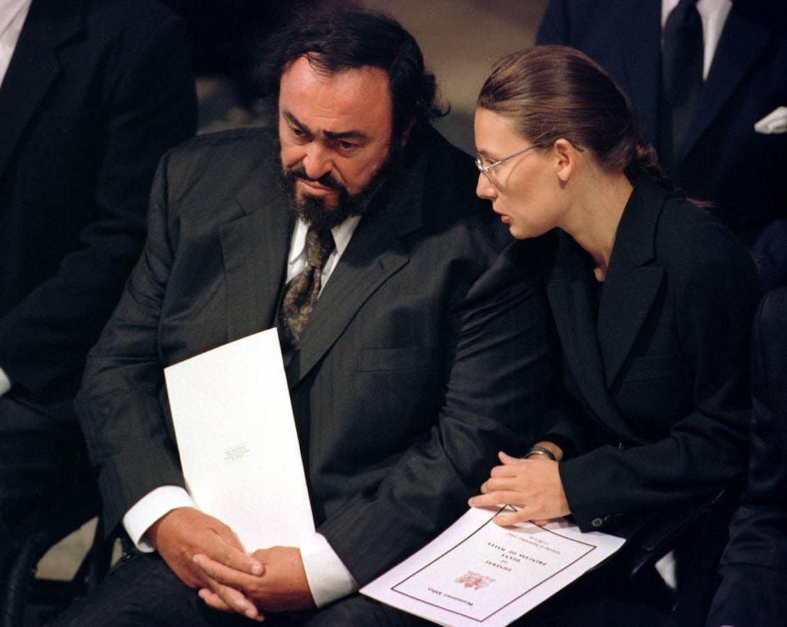 Luciano Pavarotti, cantante de ópera, junto a su compañera Nicoletta Mantovani, en el funeral de Diana de Gales.