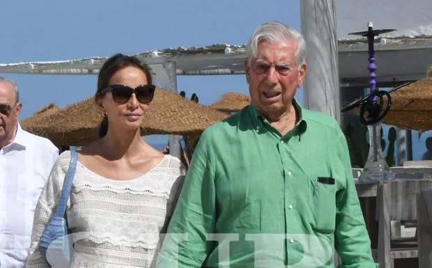 Isabel Preysler junto a Mario Vargas Llosa, en Marbella. 