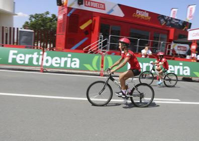 Imagen secundaria 1 - En la imagen superior, Tomasz Marczynski celebra el triunfo en el podio. A la izquierda, La Vuelta júnior atravesó la meta en primer lugar. Al lado, SUR, uno de los patrocinadores de la Vuelta. 