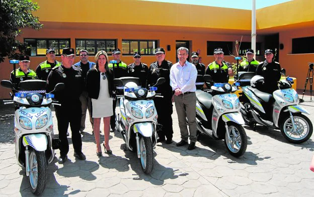 El alcalde en una presentación de motocicletas de la Policía Local . :: charo márquez
