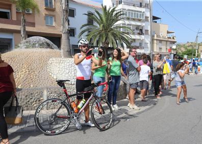 Imagen secundaria 1 - En la imagen superior, expectación en la salida. A la izquierda, ciclistas y, además, espectadores. Al lado, el pelotón a su paso por la salida de Zalea.