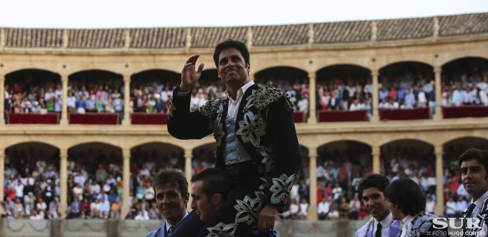 El diestro corta 2 orejas en el último toro de su carrera en una Goyesca en la que destacaron Perera y Cayetano a pie y el rejoneador Diego Ventura