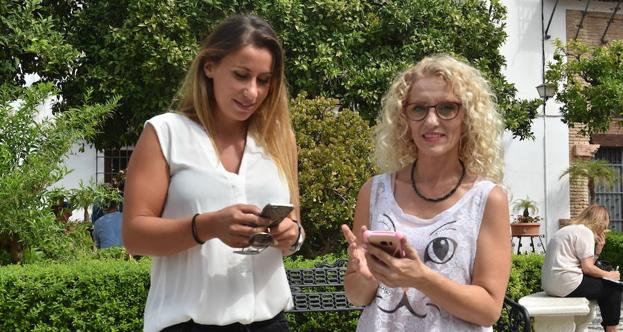 Natalia y Leticia, desarrolladora y comercial de la app 'Be My Extra'. :: josele-lanza