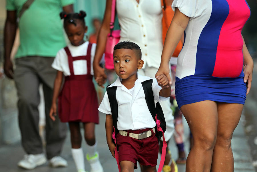 El inicio del curso escolar 2017-2018, en La Habana (Cuba) con la incorporación a las aulas de más de 1,7 millones de estudiantes y nuevos retos como actualizar el sistema nacional de enseñanza y lograr la formación de más maestros para cubrir el déficit docente en varias provincias del país caribeño.