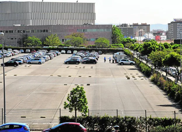 La mitad del aparcamiento reservado permaneció vacío durante todo el día. :: francis silva
