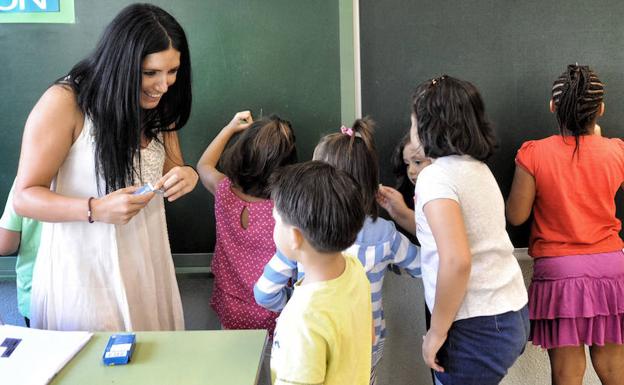 El curso escolar contará con casi 500 profesores más en Primaria y Secundaria