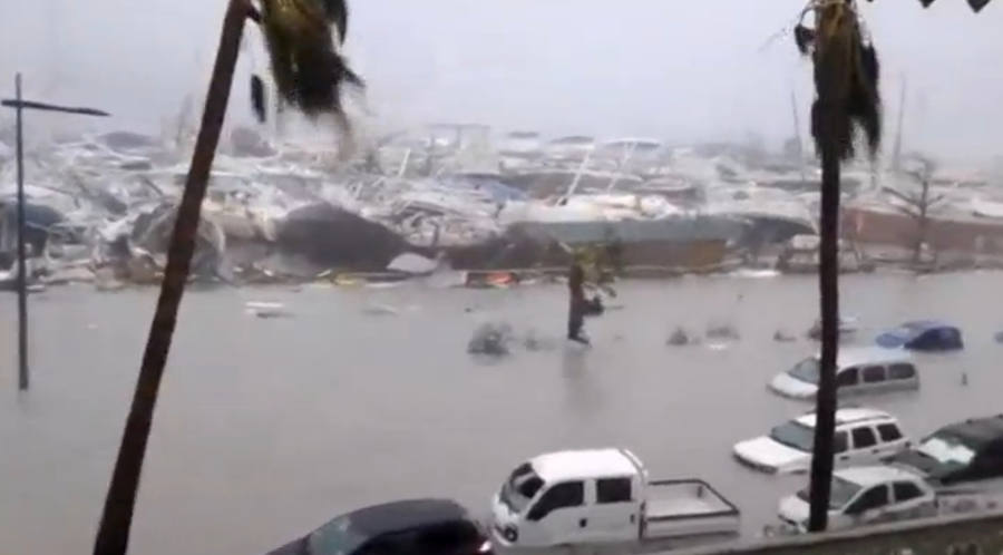 Los residentes se preparan con provisiones de comida, agua y combustible para hacer frente a vientos que llegan a los 177 km/h según informa el Centro Nacional de Huracanes. El huracán llegó a las Islas Vírgenes Británicas durante la madrugada del miércoles con menores destrozos de los esperados aunque continuará avanzando pasando por las Bahamas hasta Florida. 