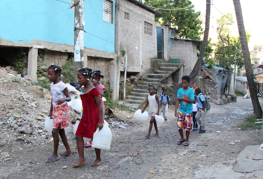 Los residentes se preparan con provisiones de comida, agua y combustible para hacer frente a vientos que llegan a los 177 km/h según informa el Centro Nacional de Huracanes. El huracán llegó a las Islas Vírgenes Británicas durante la madrugada del miércoles con menores destrozos de los esperados aunque continuará avanzando pasando por las Bahamas hasta Florida. 