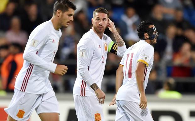 Ramos, junto a Morata (i) y Pedro (d). 