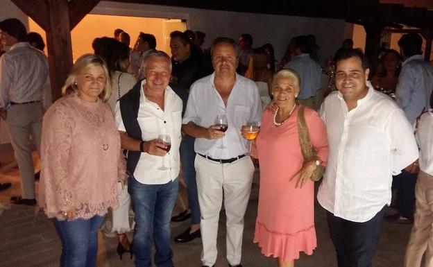 Imagen principal - En la imagen superior, Elena Gaspar, Alfonso Sánchez, Gongo Espinosa, Mari Carmen Anglada y José Alberto Gaspar. A la izquierda, Begoña Arias, Rocío Luisi, Ana Muñoz, Mamen Gaspar y Victoria Torres. Al lado, Álvaro Albadalejo, Patricia Plaza y Eduardo Medina.