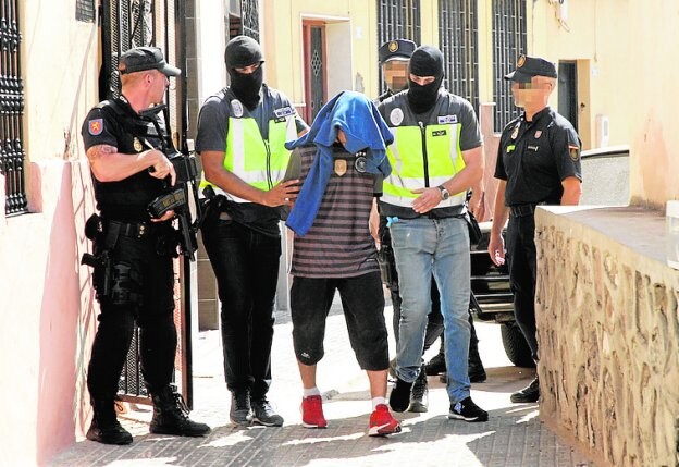 Uno de los detenidos ayer en Melilla. :: efe / r. c.