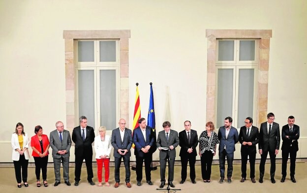 Puidemont y su gobierno, anoche en su declaración tras firmar la convocatoria del referéndum. :: P. B. / AFP