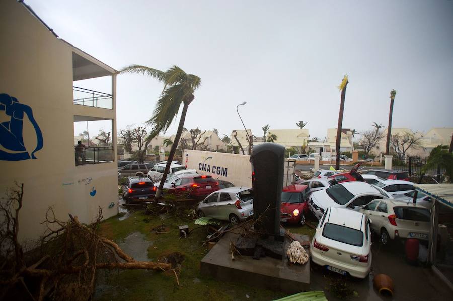 Imágenes de los destrozos producidos por el ciclón más potente del Atlántico que ha registrado hasta el momento 11 fallecidos y 21 heridos. El tifón calificado como "extremadamente peligroso" y de categoría 5 preocupa a los ciudadanos que están huyendo de sus hogares. 