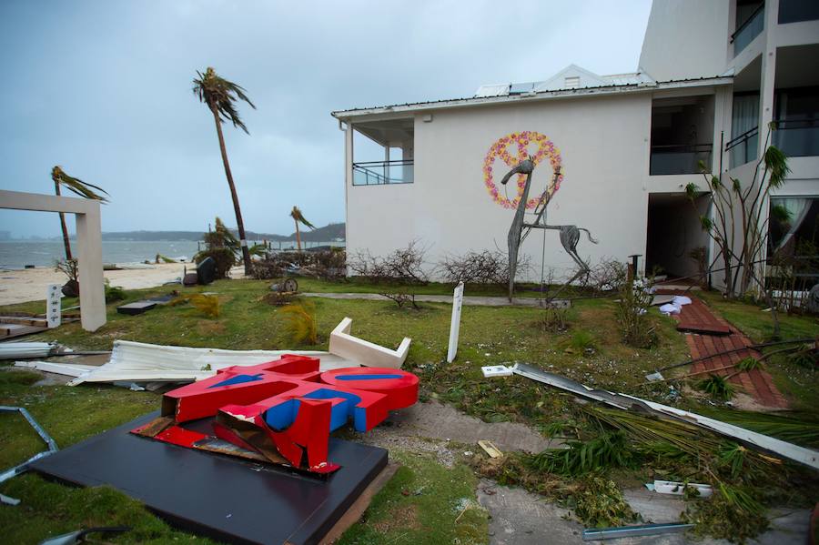 Imágenes de los destrozos producidos por el ciclón más potente del Atlántico que ha registrado hasta el momento 11 fallecidos y 21 heridos. El tifón calificado como "extremadamente peligroso" y de categoría 5 preocupa a los ciudadanos que están huyendo de sus hogares. 