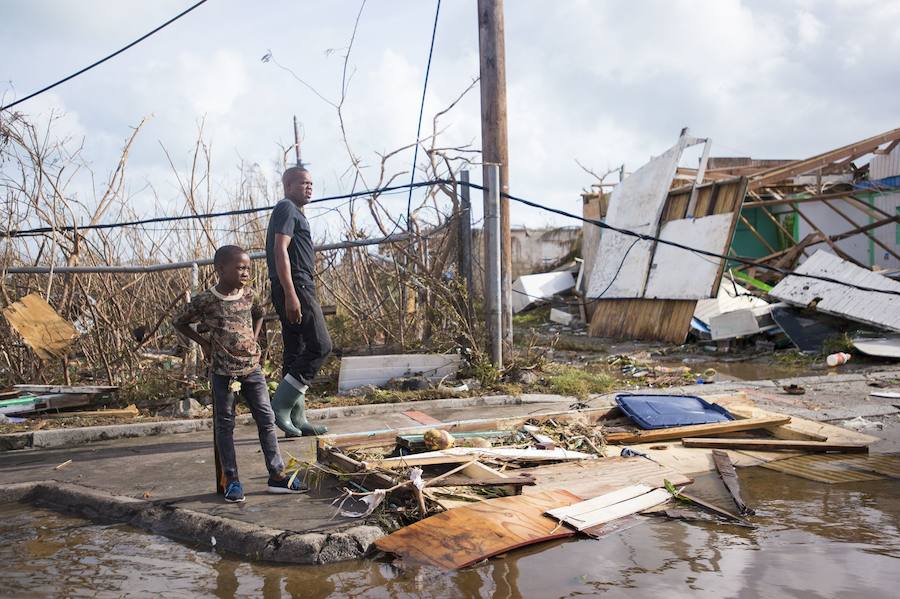 Imágenes de los destrozos producidos por el ciclón más potente del Atlántico que ha registrado hasta el momento 11 fallecidos y 21 heridos. El tifón calificado como "extremadamente peligroso" y de categoría 5 preocupa a los ciudadanos que están huyendo de sus hogares. 