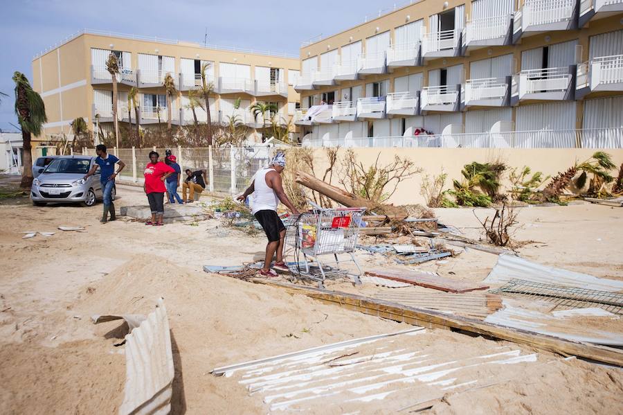 Imágenes de los destrozos producidos por el ciclón más potente del Atlántico que ha registrado hasta el momento 11 fallecidos y 21 heridos. El tifón calificado como "extremadamente peligroso" y de categoría 5 preocupa a los ciudadanos que están huyendo de sus hogares. 