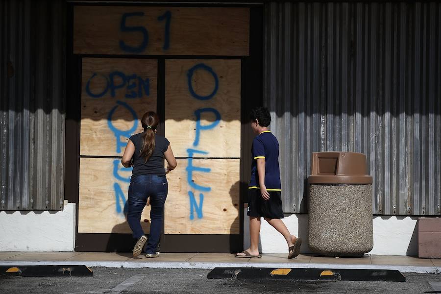 Imágenes de los destrozos producidos por el ciclón más potente del Atlántico que ha registrado hasta el momento 11 fallecidos y 21 heridos. El tifón calificado como "extremadamente peligroso" y de categoría 5 preocupa a los ciudadanos que están huyendo de sus hogares. 