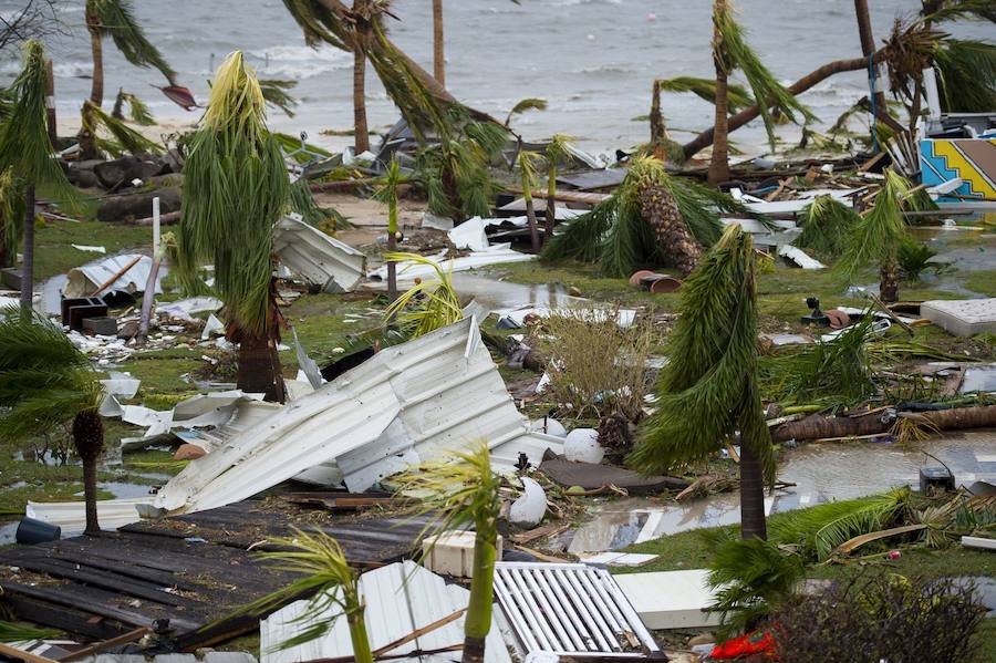 Imágenes de los destrozos producidos por el ciclón más potente del Atlántico que ha registrado hasta el momento 11 fallecidos y 21 heridos. El tifón calificado como "extremadamente peligroso" y de categoría 5 preocupa a los ciudadanos que están huyendo de sus hogares. 