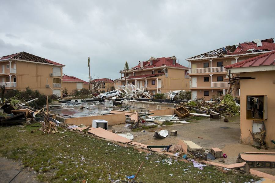 Imágenes de los destrozos producidos por el ciclón más potente del Atlántico que ha registrado hasta el momento 11 fallecidos y 21 heridos. El tifón calificado como "extremadamente peligroso" y de categoría 5 preocupa a los ciudadanos que están huyendo de sus hogares. 