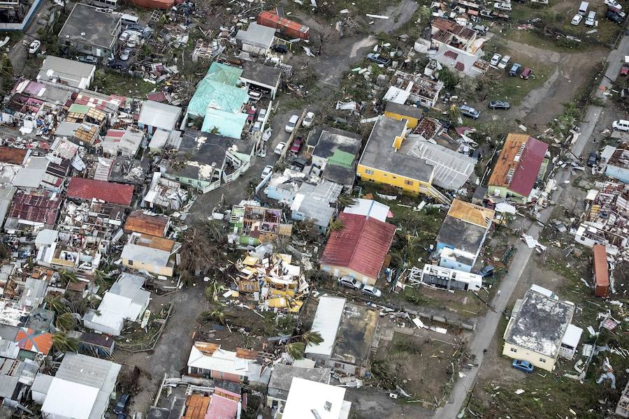 Imágenes de los destrozos producidos por el ciclón más potente del Atlántico que ha registrado hasta el momento 11 fallecidos y 21 heridos. El tifón calificado como "extremadamente peligroso" y de categoría 5 preocupa a los ciudadanos que están huyendo de sus hogares. 