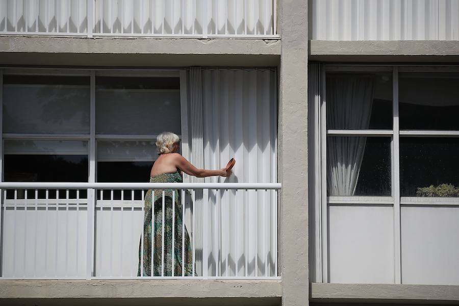 Imágenes de los destrozos producidos por el ciclón más potente del Atlántico que ha registrado hasta el momento 11 fallecidos y 21 heridos. El tifón calificado como "extremadamente peligroso" y de categoría 5 preocupa a los ciudadanos que están huyendo de sus hogares. 