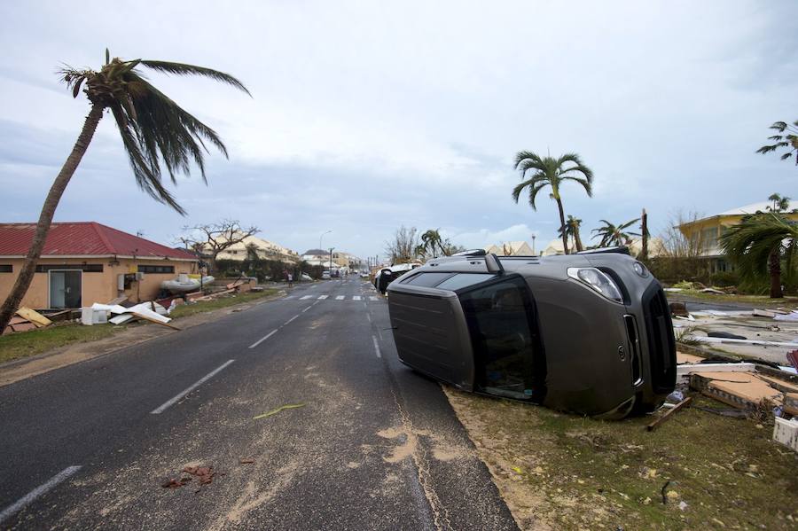 Imágenes de los destrozos producidos por el ciclón más potente del Atlántico que ha registrado hasta el momento 11 fallecidos y 21 heridos. El tifón calificado como "extremadamente peligroso" y de categoría 5 preocupa a los ciudadanos que están huyendo de sus hogares. 