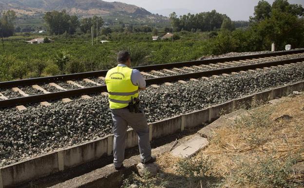 Un vigilante de seguridad ante la vía férrea de Álora 