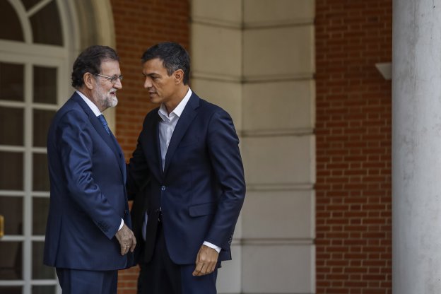 Rajoy saluda al líder socialista, Pedro Sánchez, a su llegada ayer a la Moncloa. :: emilio naranjo / efe