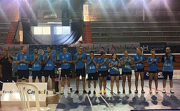 La plantilla del Bádminton Benalmádena, antes de comenzar el duelo de ayer en Huelva. 