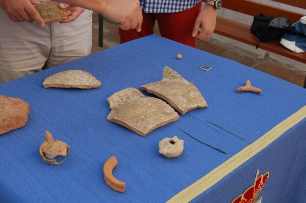 Entre las piezas halladas se encuentran vasijas de cerámica labradas y el borde de un ánfora fenicia . 