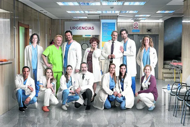 Los protagonistas de la serie, en el hospital madrileño donde se desarrolla. :: tve