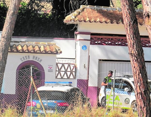 Vehículos de la policía a la entrada del local donde se produjo el tiroteo.