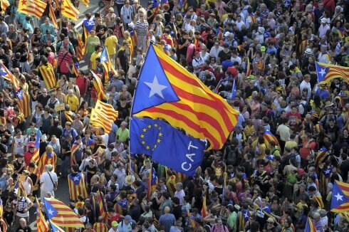 Manifestantes portan esteladas durante la Diada de 2012. :: j. lago / afp