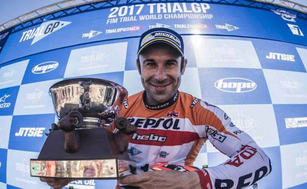 Toni Bou, con su último trofeo que le acredita como campeón del mundo de trial. 