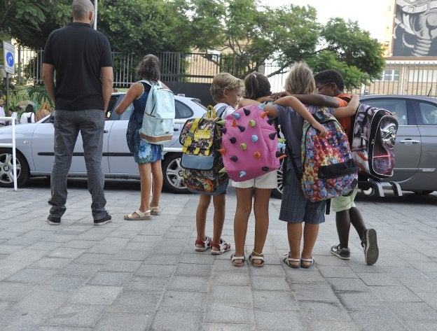 Escolares esperan la apertura del colegio García Lorca en la capital. :: f. silva