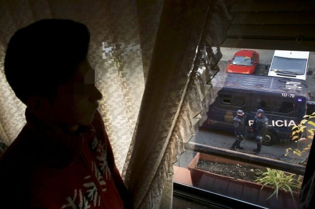 Propietarios de una vivienda, antes de ser desahuciados por la Policía de su inmueble. :: reuters