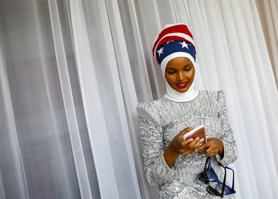 Halima Aden, una modelo que saltó a la fama el pasado mes de febrero, cuando desfiló en la prueba de bañadores de Miss Minessota con burkini y hiyab. La joven, nacida en un campo de refugiados, ha debutado en la Fashion Week de Nueva York y presenta varios proyectos para el futuro