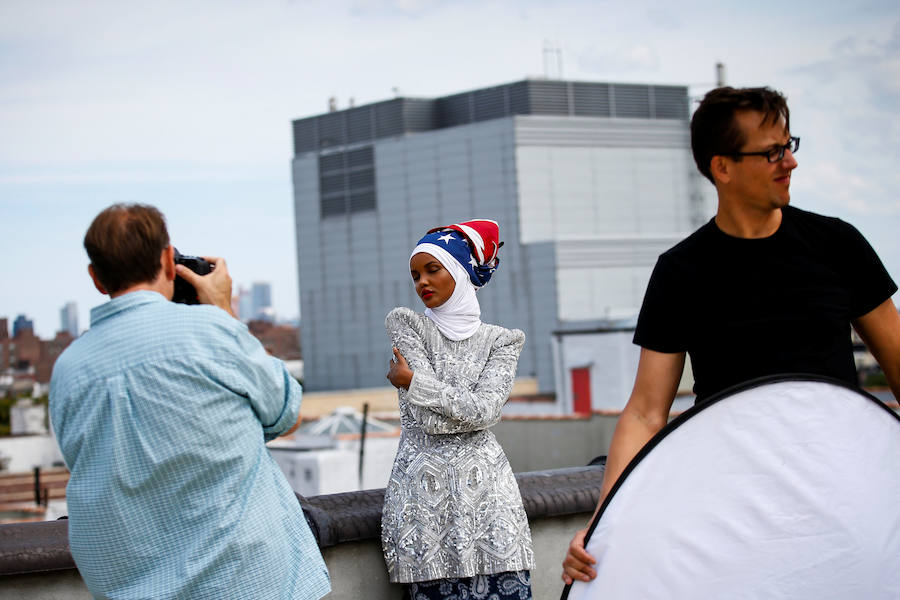 Halima Aden, una modelo que saltó a la fama el pasado mes de febrero, cuando desfiló en la prueba de bañadores de Miss Minessota con burkini y hiyab. La joven, nacida en un campo de refugiados, ha debutado en la Fashion Week de Nueva York y presenta varios proyectos para el futuro