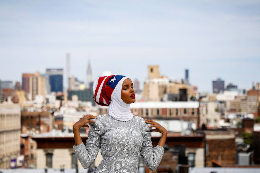 Halima Aden, una modelo que saltó a la fama el pasado mes de febrero, cuando desfiló en la prueba de bañadores de Miss Minessota con burkini y hiyab. La joven, nacida en un campo de refugiados, ha debutado en la Fashion Week de Nueva York y presenta varios proyectos para el futuro