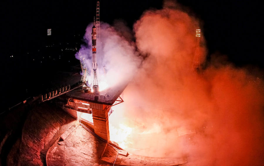 La nave rusa Soyuz, con tres tripulantes a bordo, se acopló hoy con éxito a la Estación Espacial Internacional (EEI). Tras casi seis horas desde su despegue en el centro espacial de Baikonur, Kazajistán. Los integrantes de la nave son el astronauta ruso, Aleksandr Misurkin y los estadounidenses, Joe Acaba y Mark Vande Hei. 