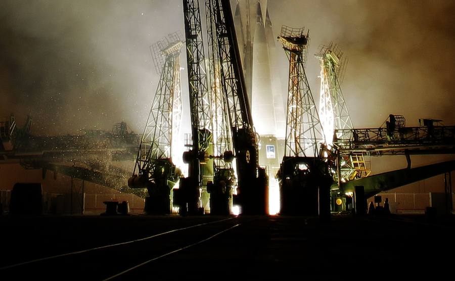 La nave rusa Soyuz, con tres tripulantes a bordo, se acopló hoy con éxito a la Estación Espacial Internacional (EEI). Tras casi seis horas desde su despegue en el centro espacial de Baikonur, Kazajistán. Los integrantes de la nave son el astronauta ruso, Aleksandr Misurkin y los estadounidenses, Joe Acaba y Mark Vande Hei. 