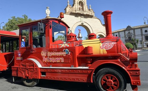 El tren turístico de Antequera se lleva por delante una escalera sobre la que trabajaba un operario