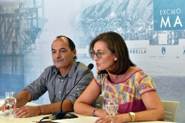 La concejal de CSSP, Victoria Mendiola, junto al secretario del partido, Manuel González. 