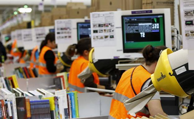 Trabajadores en un centro logístico de Amazon.